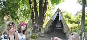 Ботанический сад построил для запорожских влюбленных шалаш