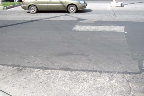 В Запорожье определят, какие дороги в первую очередь "латать" надо.
Фото vgorode.ua