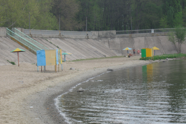 Вода в Днепре стало немного прохладнее. Фото Vgorode.ua.