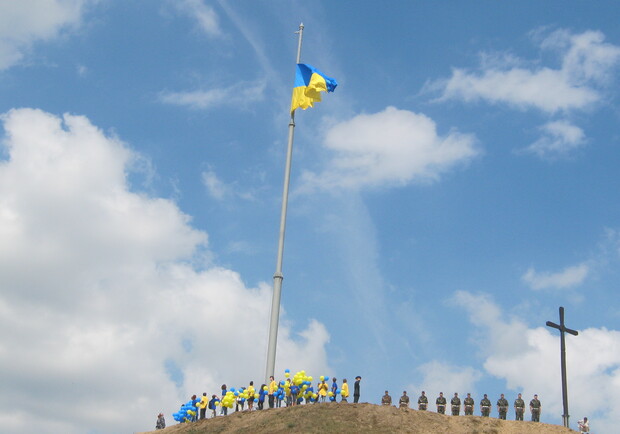 В Запорожье, наконец-то, подняли самый высокий в Украине государственный флаг. Фото Vgorode.ua.