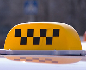Запорожские таксисты дружно решили не зарабатывать на Дне независимости. Фото Vgorode.ua.