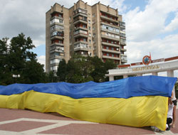 Мелитопольчане пошили 40-метровый флаг Украины.
Фото Любовь Чайка www.mv.org.ua