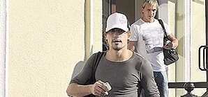 Фотофакт: в Симферополе Глория Гейнор угощалась караваем а Дима Билан бегал от фотографов