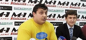 В Донецке джип наехал на парня и простоял на нем 4 секунды 