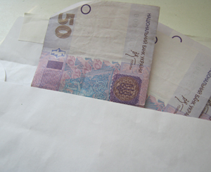 Кому вредит зарплата в "конверте".
Фото vgorode.ua