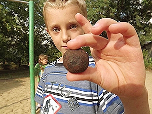 "Подарок" с небес нашла местная детвора. Фото Игоря Котелянца, kp.ua