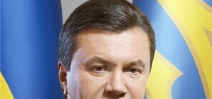 Президент Янукович отметил 1000 лет Софии Киевской со свечкой и среди икон