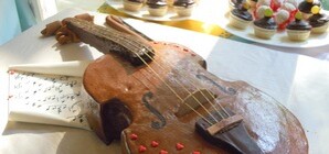 В Одессе показали сладких шалунишек Микки Маусов, дом мечты и футбольного льва