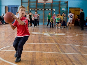 Каждое последующее поколение запорожских школьников все слабее здоровьем. Фото Павла ВЕСЕЛКОВА.