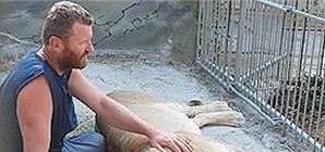 Александр Пылышенко, проживший 36 дней в клетке с львицей, теперь уходит от жены