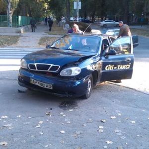 Такси от удара вынесло на "зебру". Фото reporter.zp.ua