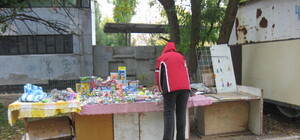 На Салтовке напротив детской поликлиники торгуют смертельно опасными игрушками