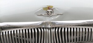 Фотофакт: в Крыму ГАЗ на полном ходу слетел с дороги и врезался в стену