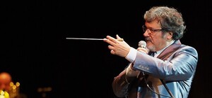 Сегодня поклонников музыки Поля Мориа приглашают послушать любимые хиты советского ТВ вживую