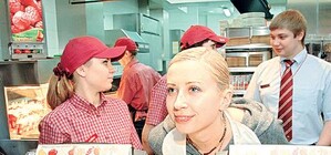 Виталий Козловский и Тоня Матвиенко сменили работу и ушли торговать картошкой