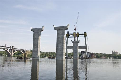 Обещанные деньги не помогут достроить мосты до 2012 года. Фото kp.ua