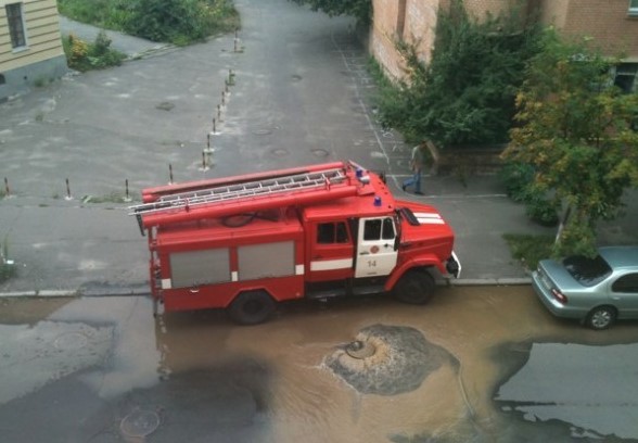 Спасатели доставляли воду в центральные районы города. Фото delfi.ua
