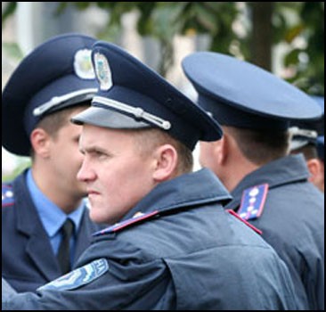 Судьба милиционеров заинтересовала запорожцев. Фото mignews.com.ua