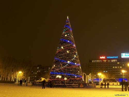 Какой будет городская елка в этом году? Фото zaporozhye.ucoz.ua