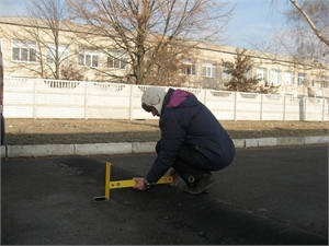 Ограничитель скорости по улице Школьной на полтора сантиметра выше положенного. Фото kp.ua