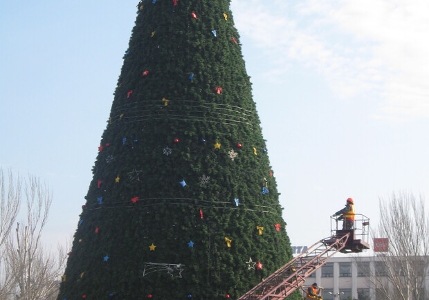 На Фестивальной украшают елку. Фото vgorode.ua