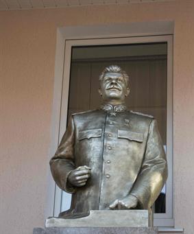 Установка памятника Сталину не нарушает закона у морали. Фото vgorode.ua
