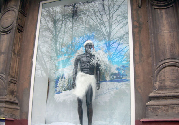 Новость - События - Самые необычные новогодние витрины в Запорожье: Негр Мороз, писающий олень, Снегурочка-стриптизерша и hand-made Дракоша