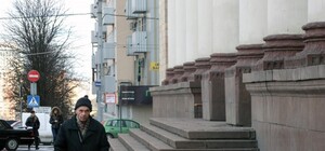 В центре Донецка на головы прохожих падают куски лепнины со здания Минугля 