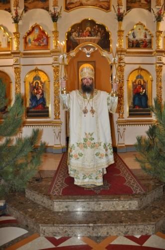 Новогоднюю литургию провел архиепископ Лука. Фото hram.zp.ua