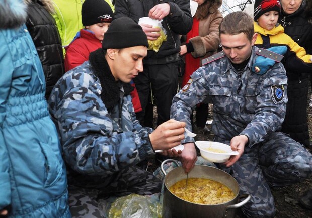 Запорожцы съели 80 литров кулиша. Фото Павла Веселкова