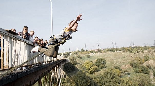 Запорожцы прыгнут с моста. Фото с сайта brokenbones.com.ua