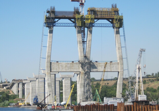 Евгений Карташов предложил свою помощь в строительстве мостов. Фото vgorode.ua