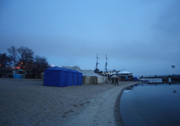 На берегу уже стоят палатки для переодевания. Фото пресс-службы ГУ МЧС Украины в Запорожской области.