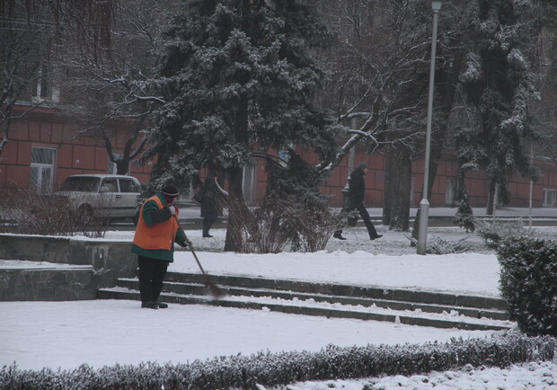 Снег убирают с самого утра. Фото vgorode.ua