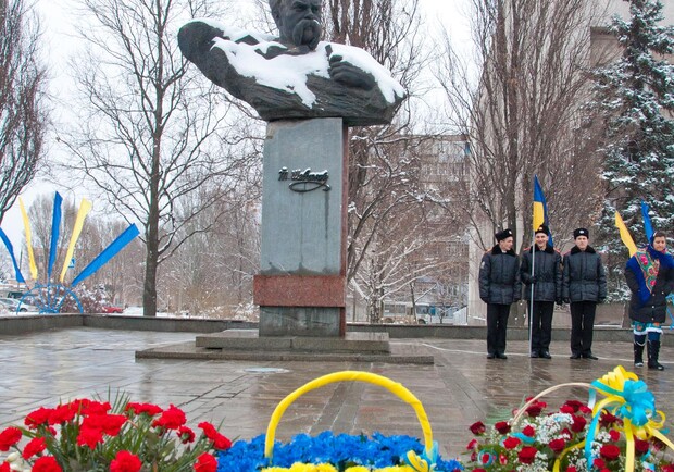 Возле памятника очень много цветов. Фото Павел Веселков
