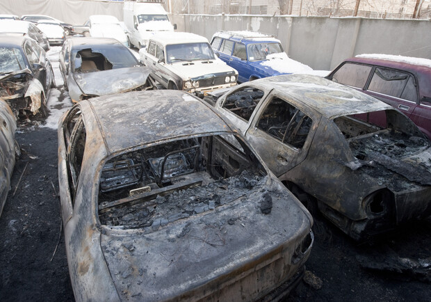 Правоохранители считают, что возможно автомобили подожгли их хозяева. Фото vgorode.ua