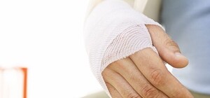 Зима по-запорожски: горожане распластываются на асфальте и ломают себе кости