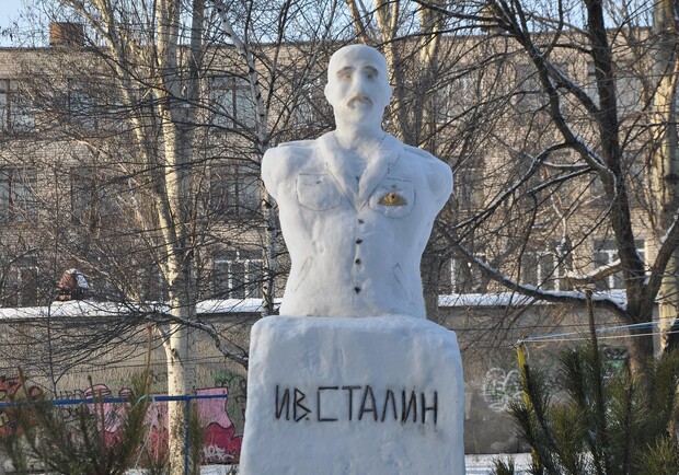 Снежный Сталин на Шевченковском. Фото Павла Веселкова