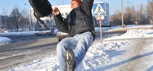 Зима в Запорожье: метровые сосульки на крышах и катки посреди улиц