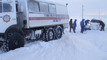 На трассе можно легко попасть в снежный плен. Фото newskaz.ru