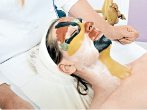 Сохранить молодость кожи помогут не только салонные, но и домашние процедуры. Фото Анатолия ЖДАНОВА.