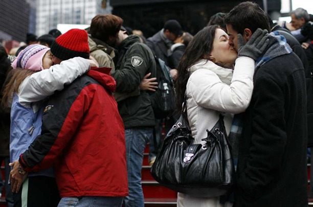 Горожане будут греться поцелуями. Фото с сайта: eluniverso.com