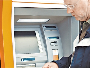 Поход к чужому банкомату может влететь в копеечку. Фото kp.ua
