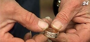 Видеофакт: в Крыму охотники за сокровищами собирают у моря золото и бриллианты туристов