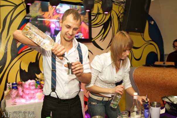 Соревнования барменов в клубе. Фото banana.zp.ua