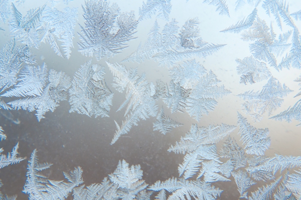 Мороз оставляет рисунки на окнах. Фото Павла Веселкова