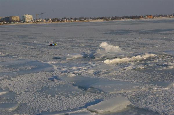 Женщина с дочкой провалились под лед далеко от берега. Фото с сайта: zp.mns.gov.ua.