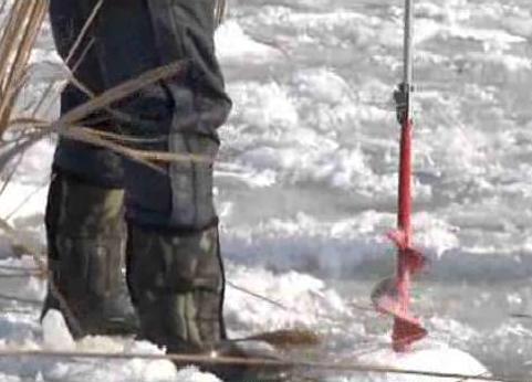 Рыбаки спасают рыбу от кислородного голодания. Фото с сайта: 24tv.ua.