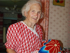 86-летняя Валентина Наполеон - большая мастерица по части рукоделия. Фото Ольги Клименко.