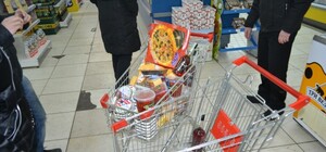 Рейд по супермаркетам: Витрина просроченных сыров в 